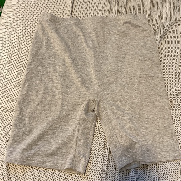 medium stretchy flattering grey biker shorts - Picture 2 of 2